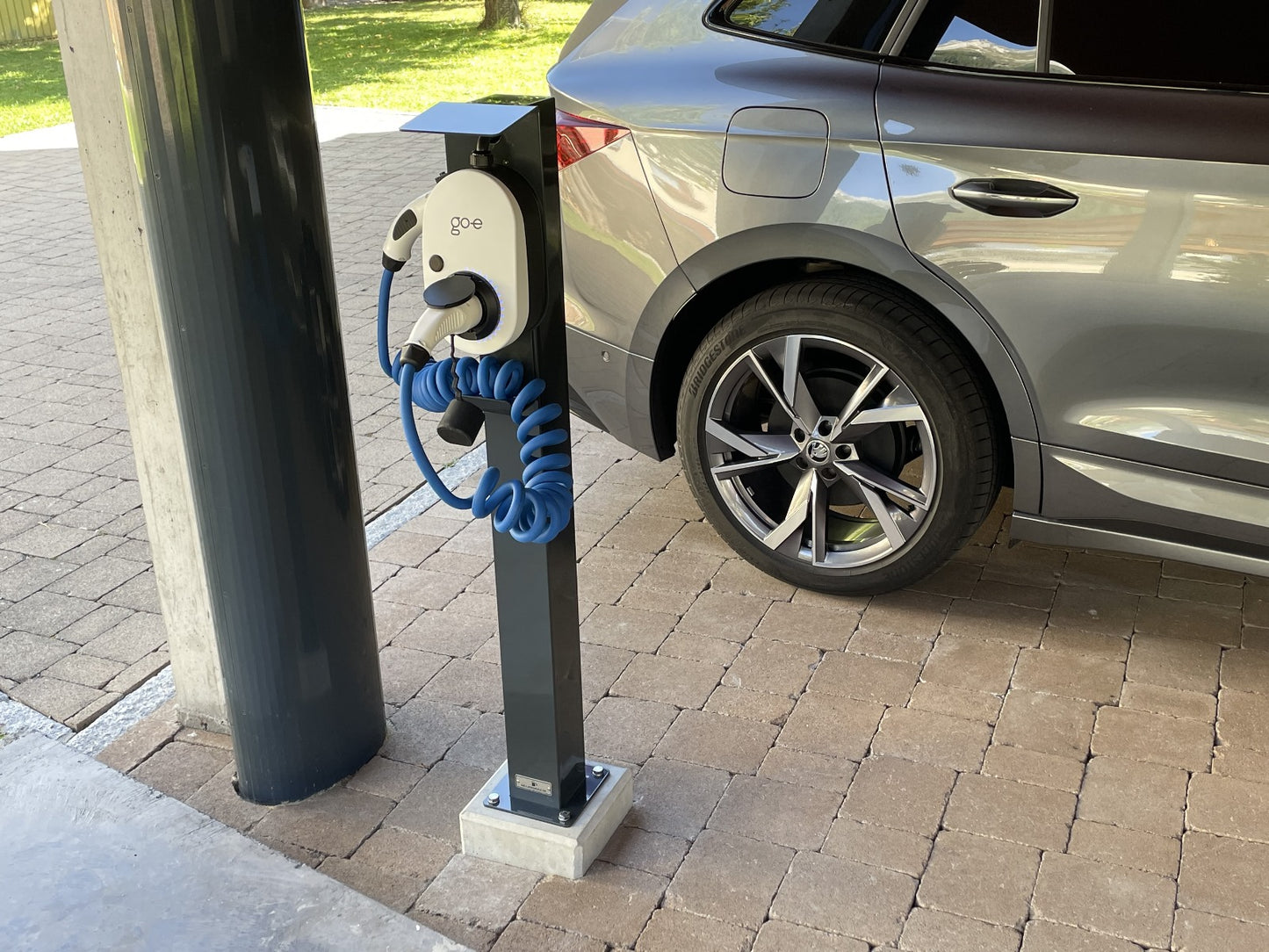 B-Ware: Ladesäule passend für Go-e Charger Gemini / Gemini 2.0 und Fronius Wattpilot mit Dach und Kabelhaken | Ständer | Standfuß | Stele | Base