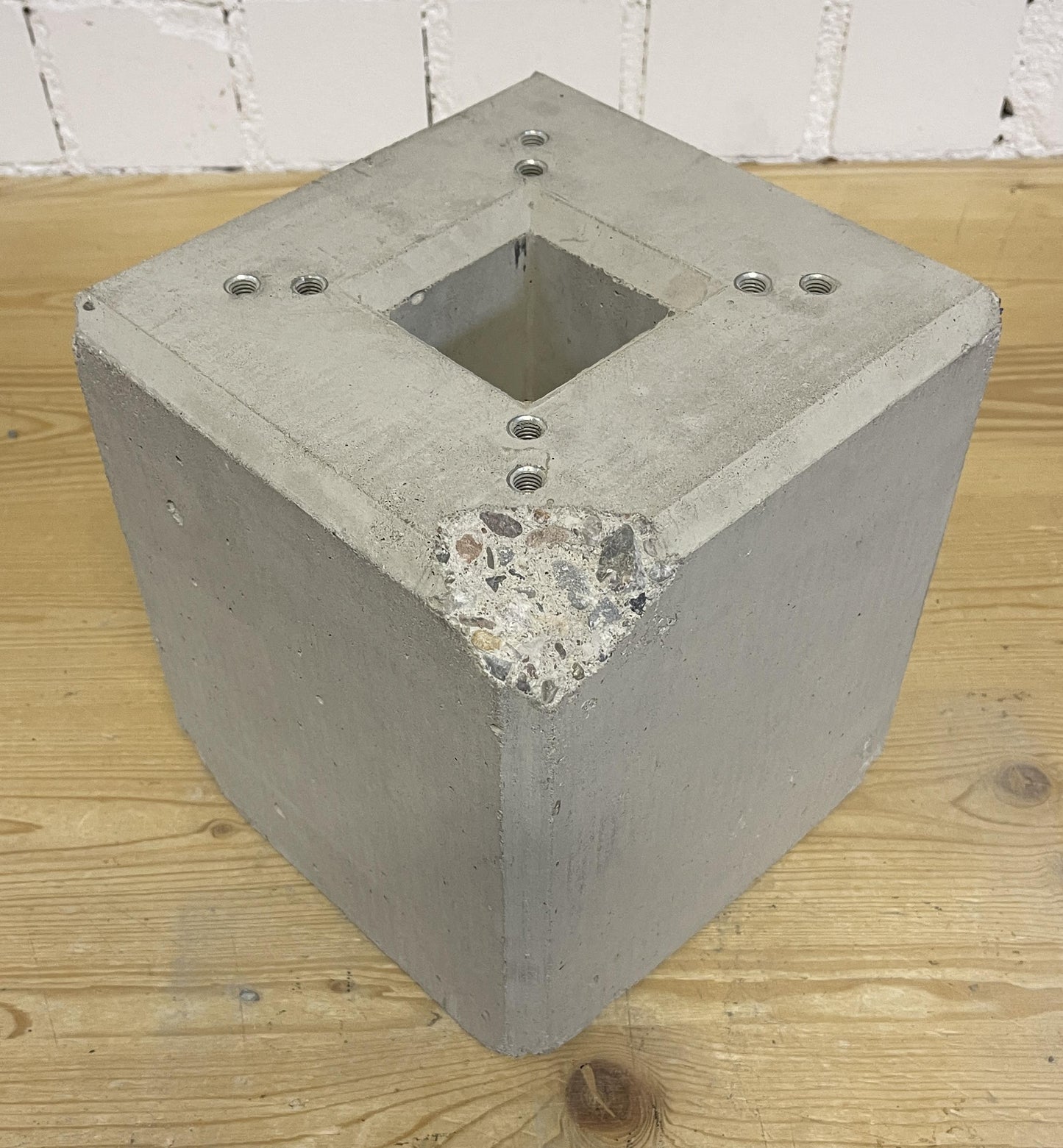 Fertigfundament aus Beton für "DIE-LADESÄULE.DE" Ladesäule, Standfuß oder Stele